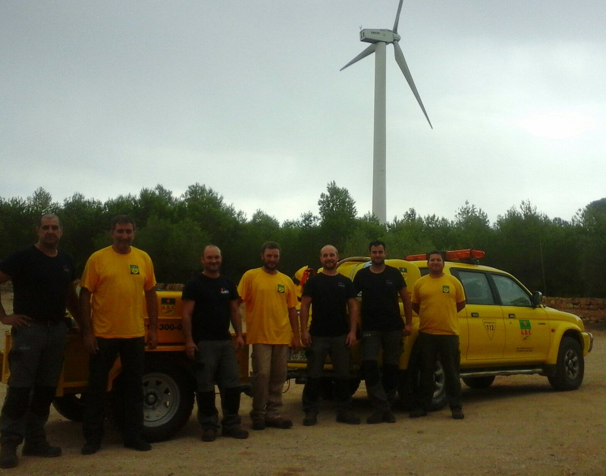 adfcabrafeixet's tweet photo. Avui l'empresa #Enervent ens ha lliurat un equip d'extinció x al remolc de #Adf211 #Perelló cada dia + preparats.Gràcies equip de Parc Eòlic https://t.co/3vhr921kUA