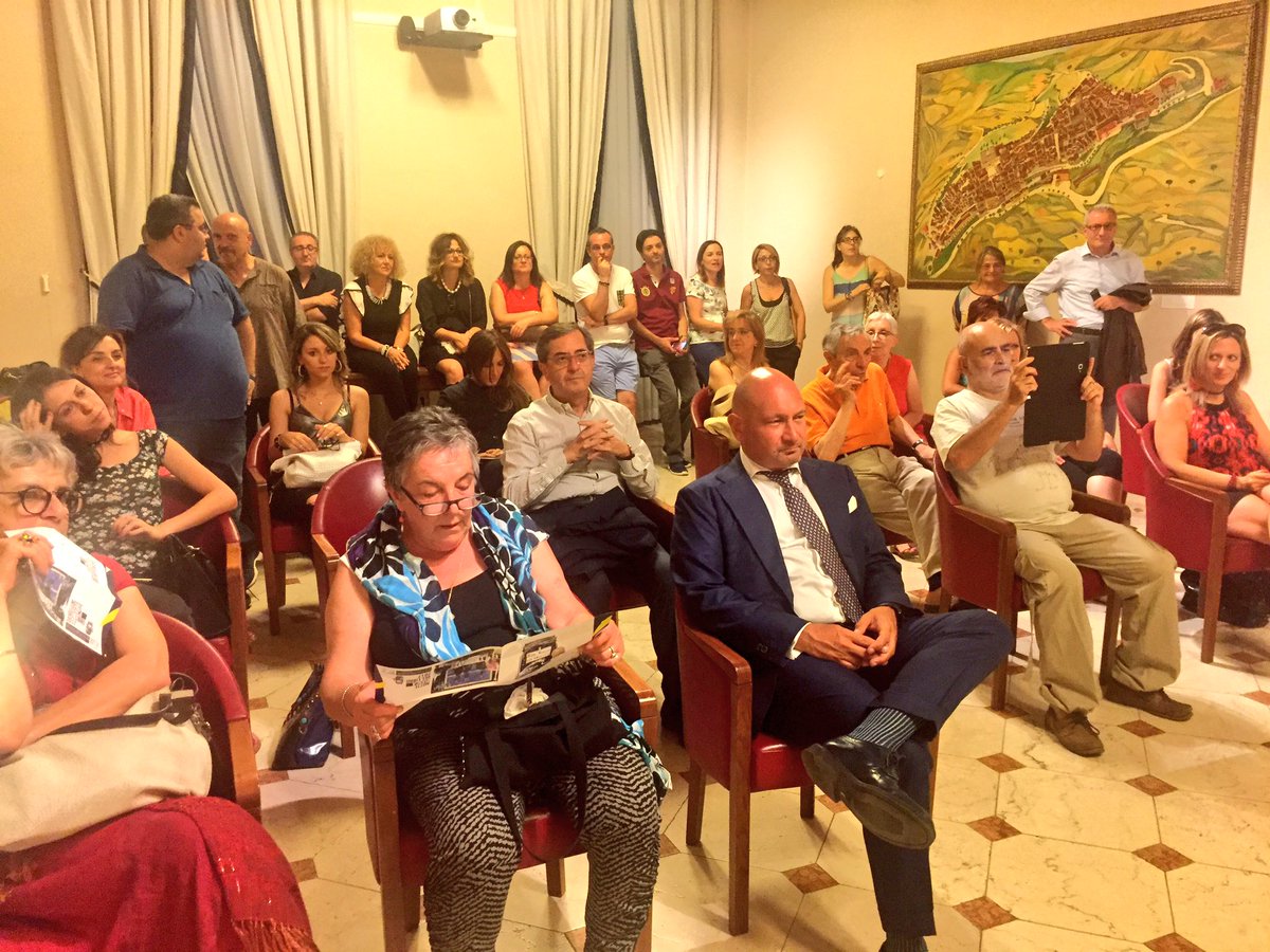 BccBasilicata's tweet photo. #nottebiancalibro @LettiDiSera DG @GiorgioCostant8 : evento straordinario di un'intera #comunità #cisiamo #siamolucani , da sempre! https://t.co/jjTJHwm7rz