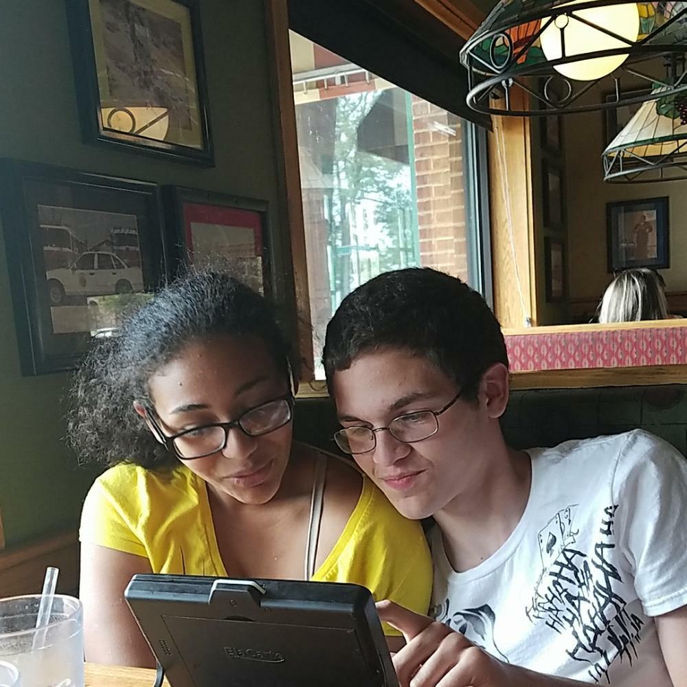 chelleratliff's tweet photo. #getstealz #relationshipgoals @getstealz @applebees https://t.co/lW8Rjj3fAu
