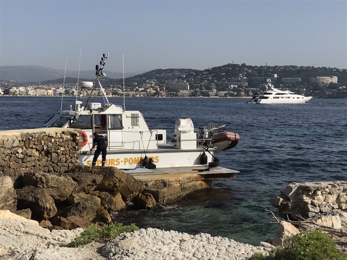 sssm_isp06's tweet photo. Nous intervenons partout où notre action peut être déterminante.... quels que soient les sacrifices à réaliser! 😝 #infirmier #cannes #iles https://t.co/jHPDBzZ2ot