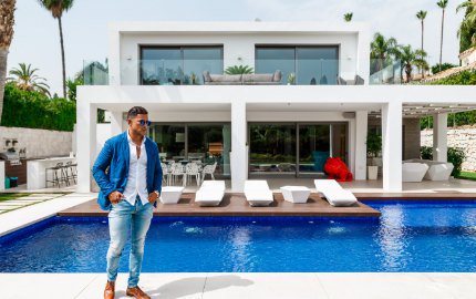 MANLondonMag's tweet photo. Maximillian White: The King of Blanco Beach https://t.co/OJEoEyM3GS https://t.co/WHp0TsYVai