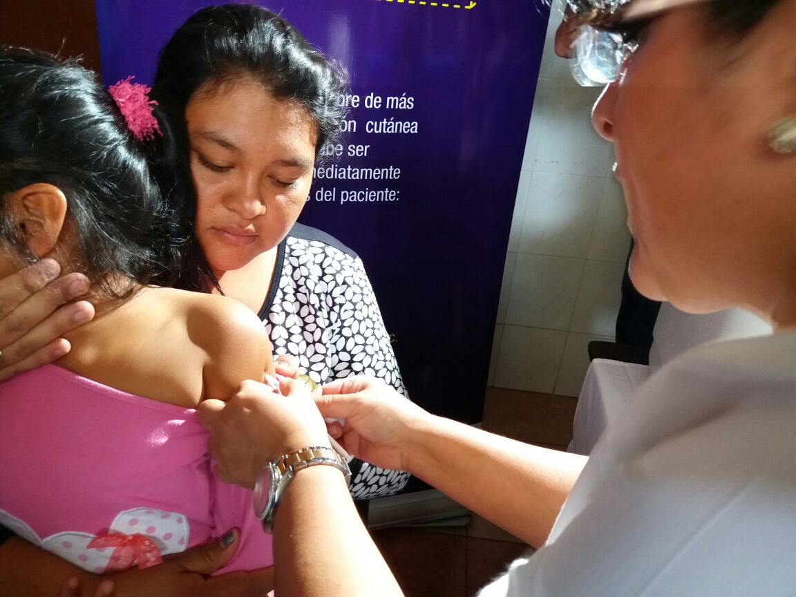 SaludImbabura's tweet photo. [BOLETÍN] Hasta diciembre se suministrará vacuna a niños de 1 a 6 años para evitar sarampión, rubéola y paperas
https://t.co/sA9cq6RaOn https://t.co/sBdztPWhDV