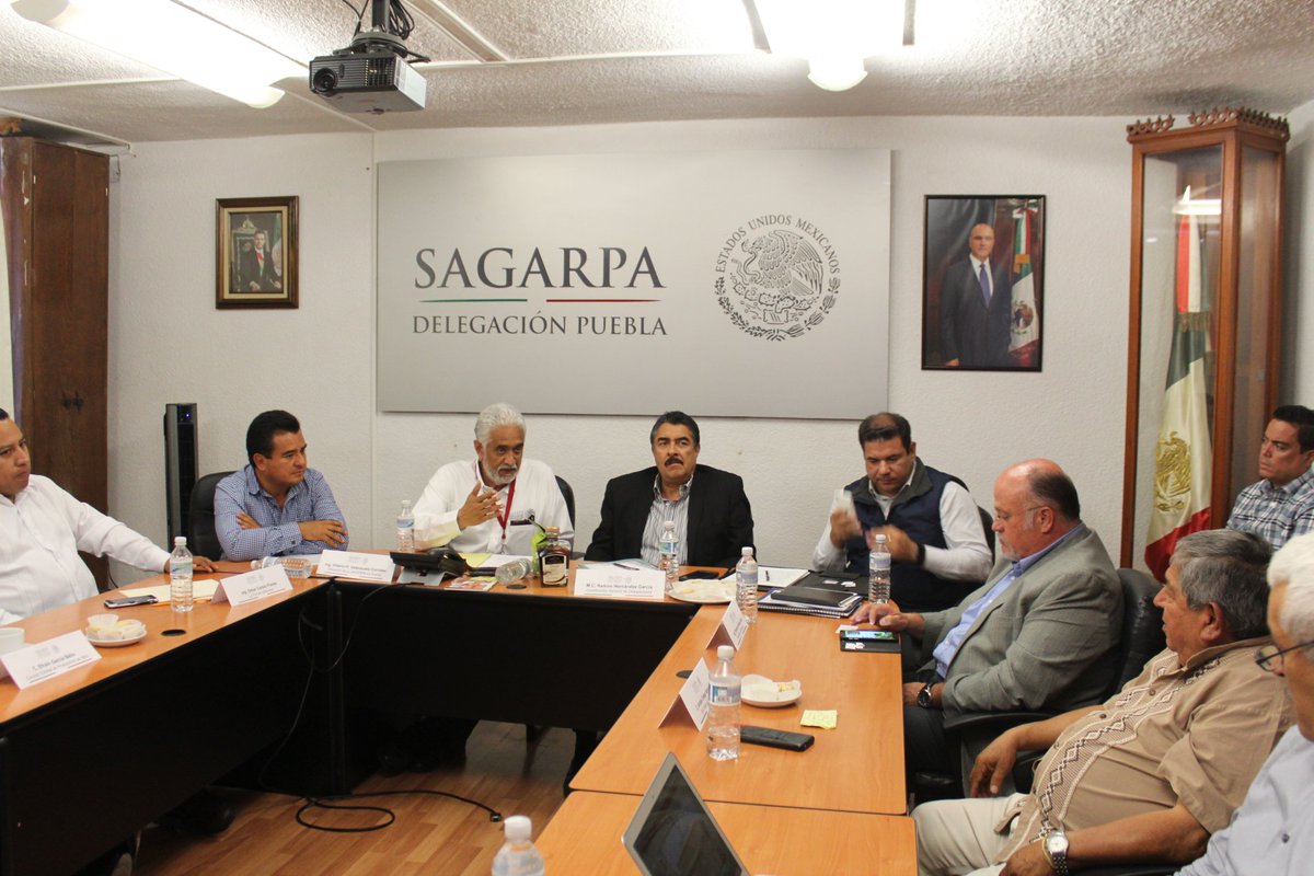 SADERPue's tweet photo. Diálogo directo con los #AgroempresariosPoblanos para que juntos se identifiquen proyectos prioritarios. #SAGARPAPue https://t.co/74wrNpBhRw