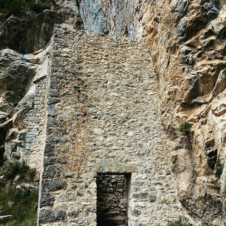 fer_arzoz's tweet image. Igual que a los pies de Peña Montañesa las ruinas de San Beturián. Invoco tu nombre País de Sobrarbe #excursionesconniños #LaEspelunga