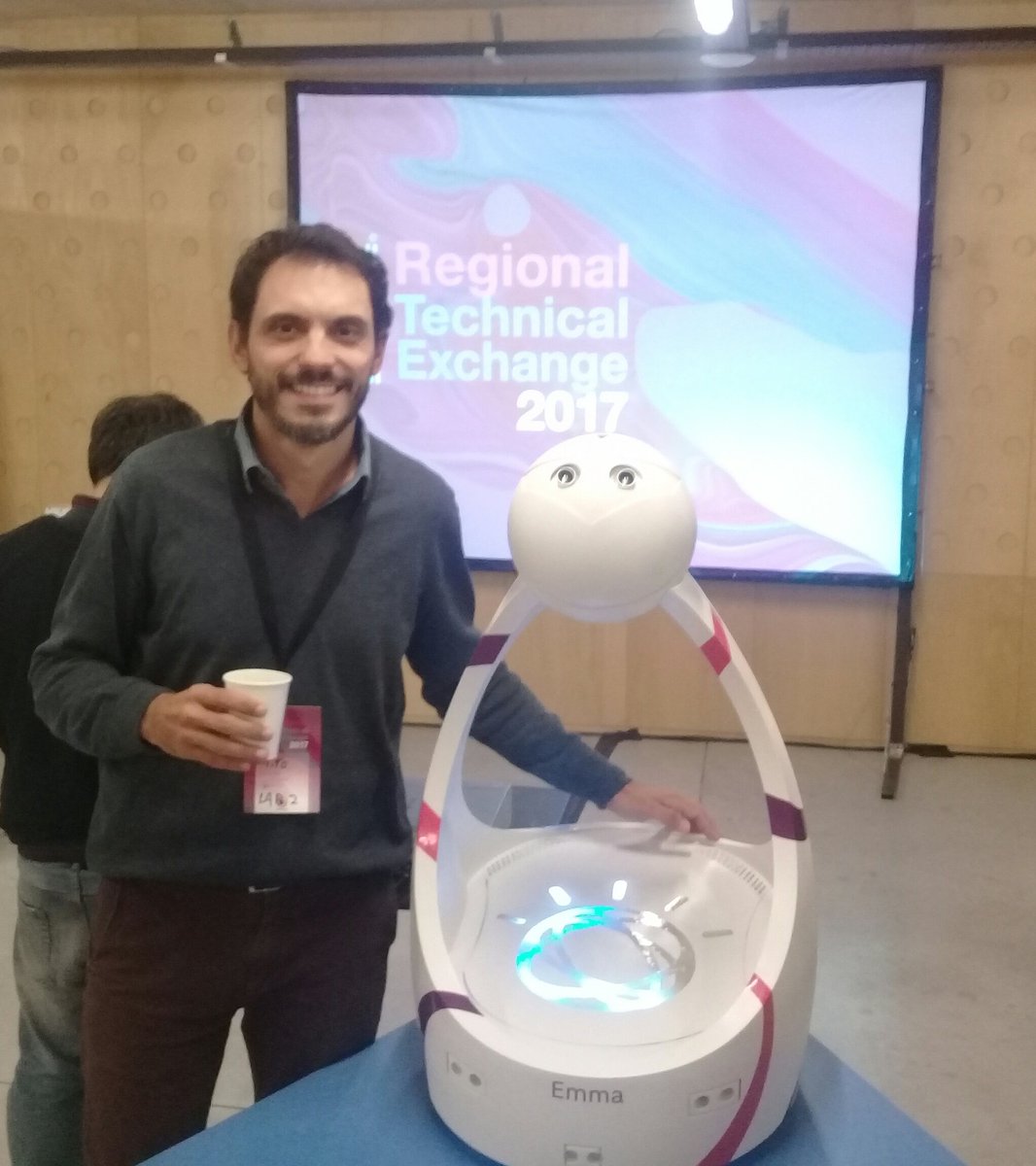 ernestojs's tweet photo. Amor a primera vista (?) #TechieIBM https://t.co/mOmnUT95OV