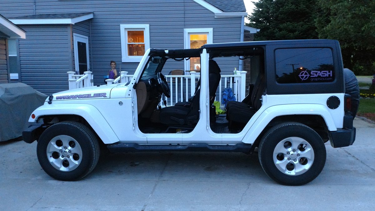 JeepWrangled's tweet photo. #windywednesday #doorsoff show us some pics of how windy you get @THEJeepMafia @weatherman7176 @thefacesofjeep @Jeep_Familys @rpx53 https://t.co/s50DypT0Rd