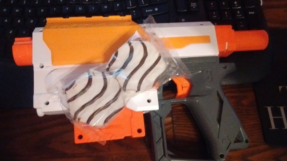DR_Diesel1987's tweet photo. As a war breaks out over the last two zebra cakes #baddad #confiscates https://t.co/GH2VdoqumD