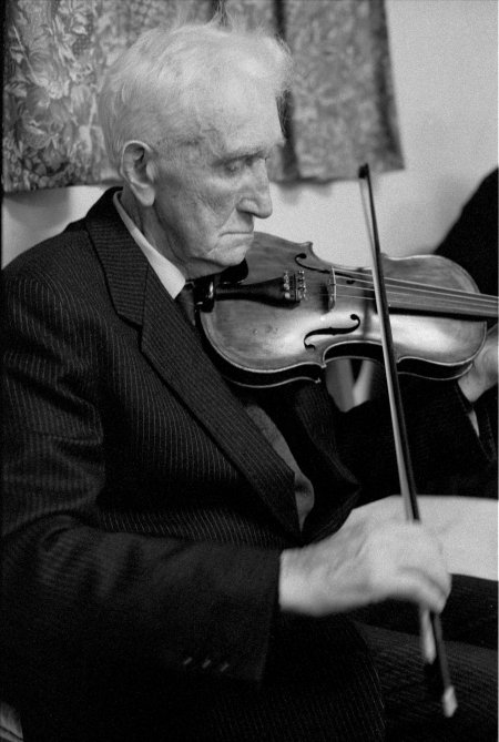 the_musicmakers's tweet photo. Great old photo of #Irish traditional #LEGENDARY #musician Junior Crehan! For more great rare #photography visit https://t.co/H3Ki1Ymsx4 https://t.co/RY42shZfAW