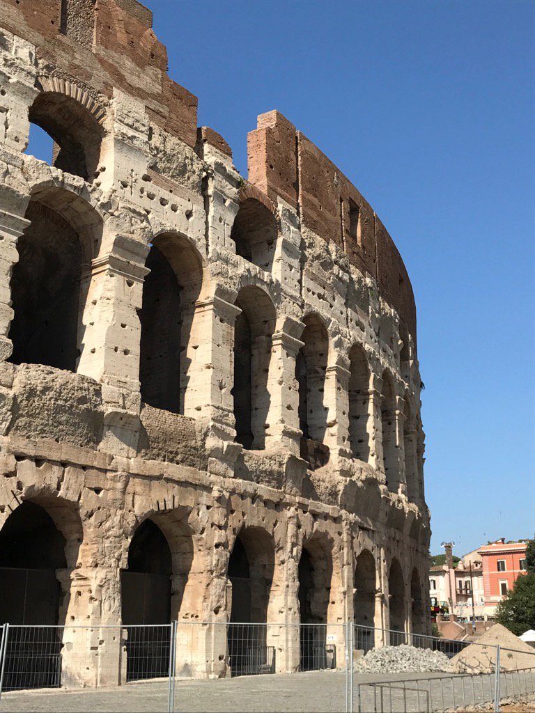 MichelleNewto18's tweet photo. Places to visit when 40 degrees 🌞😳#colosseum #stillmagnificent https://t.co/vTt449nJCi