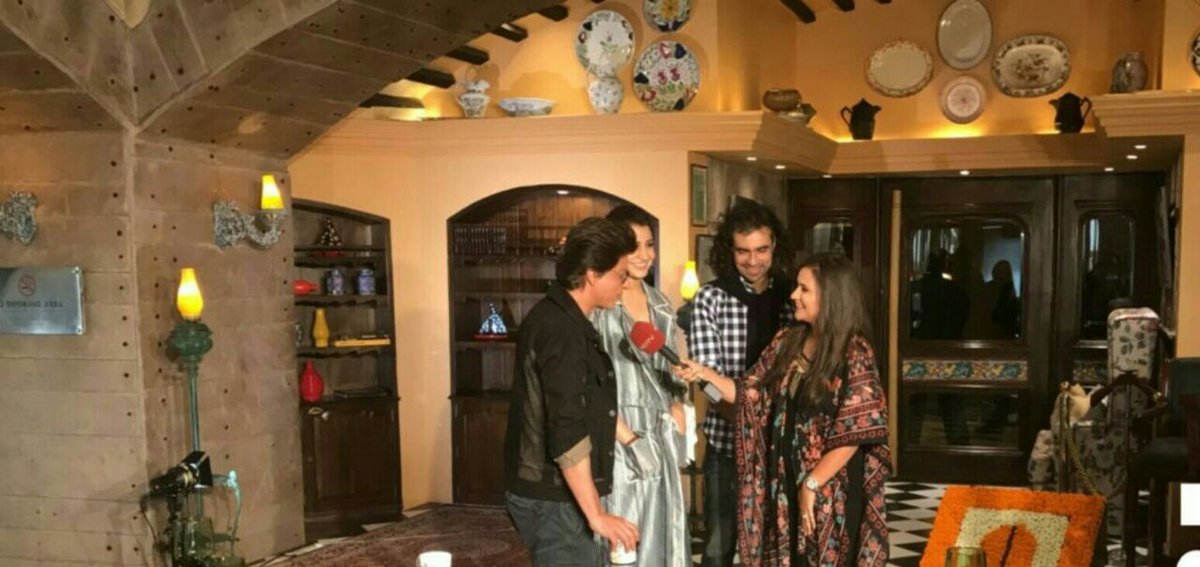 SRKMalaysiaCFC's tweet photo. ShahRukhKhan & Anushka Sharma with fans & media in Delhi today for #JabHarryMetSejal promotions
#2DaysToJHMS #Phurrr https://t.co/1HJArqWCQZ