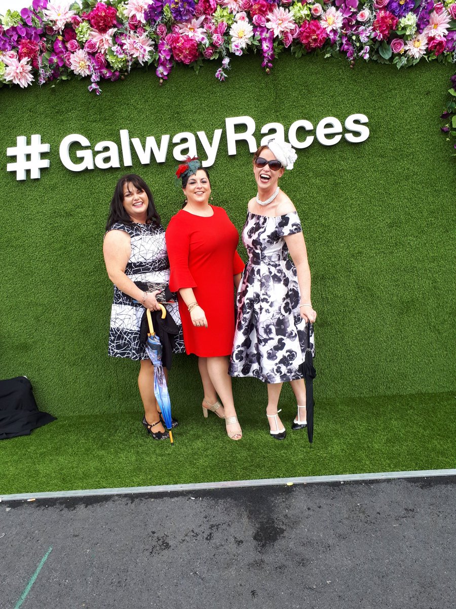 ShellyDrysdale's tweet photo. @KarenJonesC Can't beat a flower wall!!! #radbluraces https://t.co/dDabgBITk1