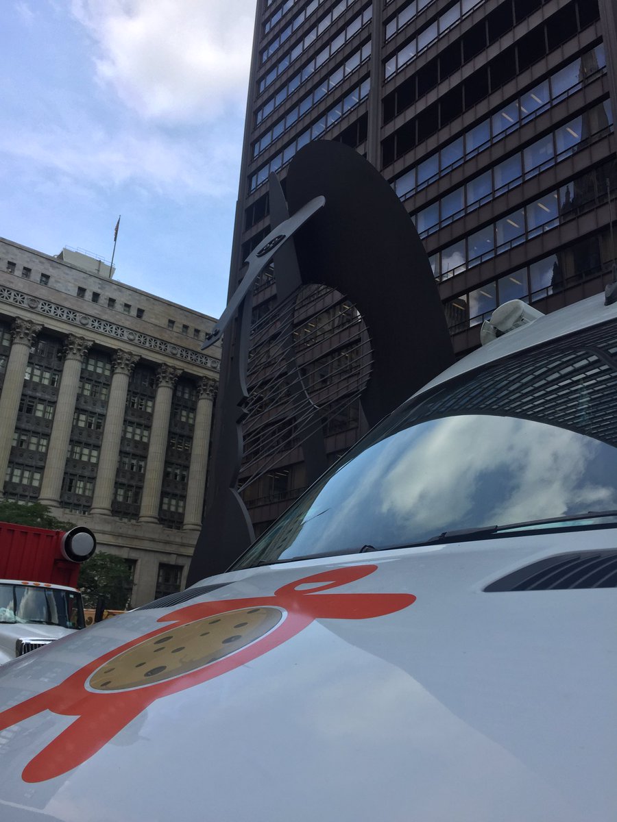It's cookie o'clock! Come see me at Daley Plaza from 11-3!