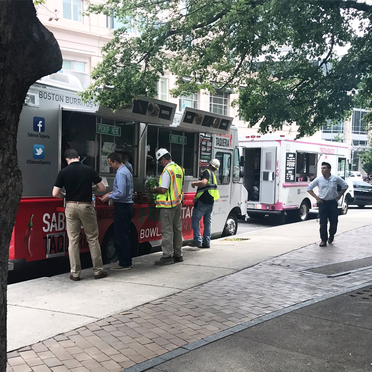 30daltonapts's tweet photo. You have to love living at 30 Dalton because at lunch time all the food trucks are just a few minutes away! #backbayliving https://t.co/VYQ80Lf3oM