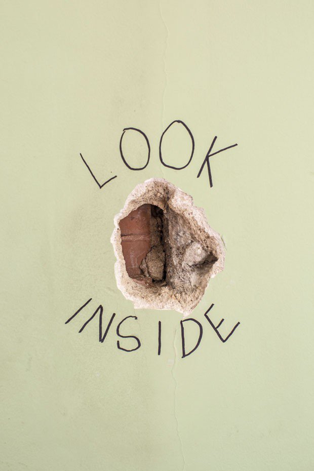 rodolpho's tweet image. deve ser maravilhoso ser tão rico ao ponto de aparecer na vogue porque sua casa tem buraco na parede e sofá furado e eles acham isso LEGAL