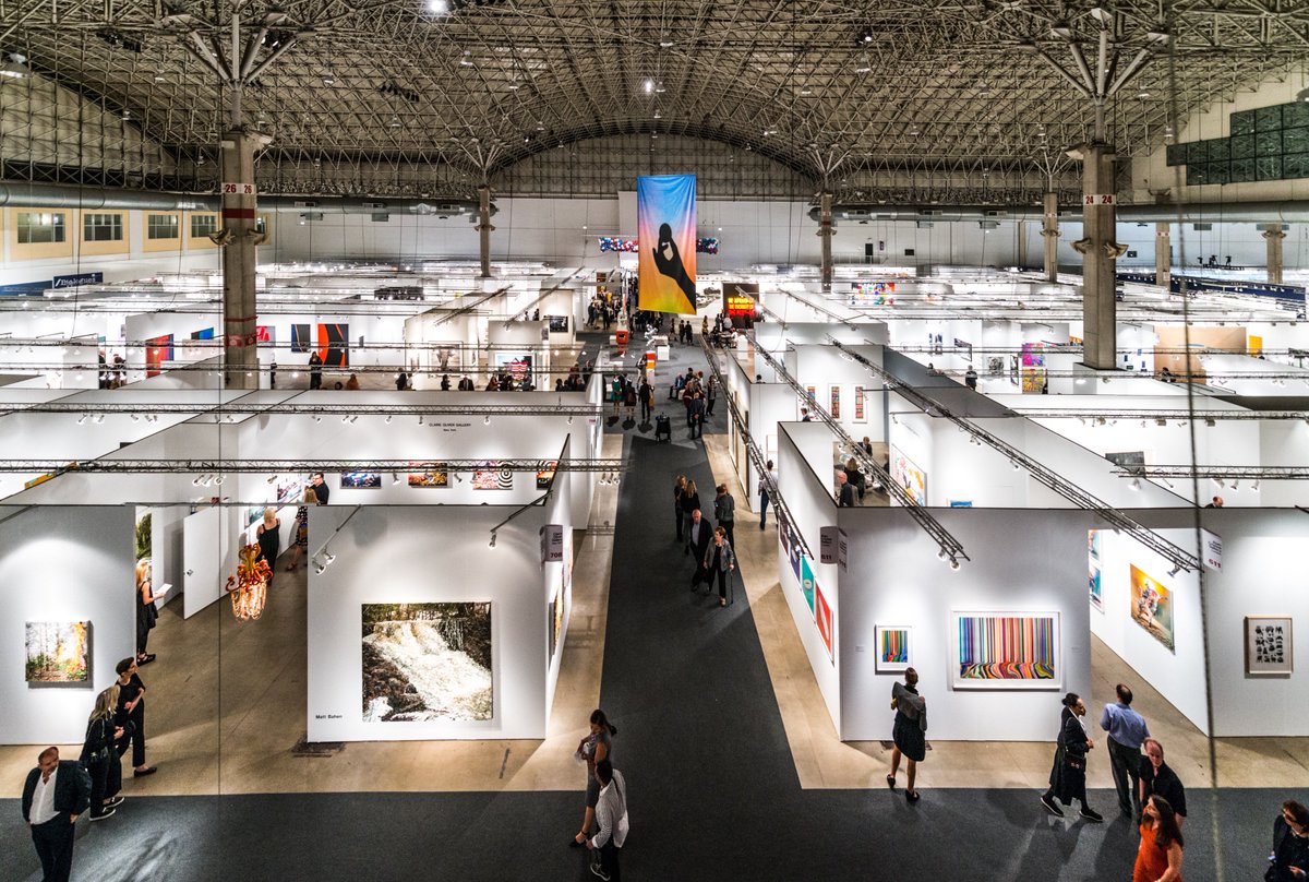 UIMArt's tweet photo. @expochicago, the International Exposition of Contemporary &amp; Modern Art, returns to Navy Pier 9/13-17. We're a proud #expoartweek partner. https://t.co/lDZkyQsfpx