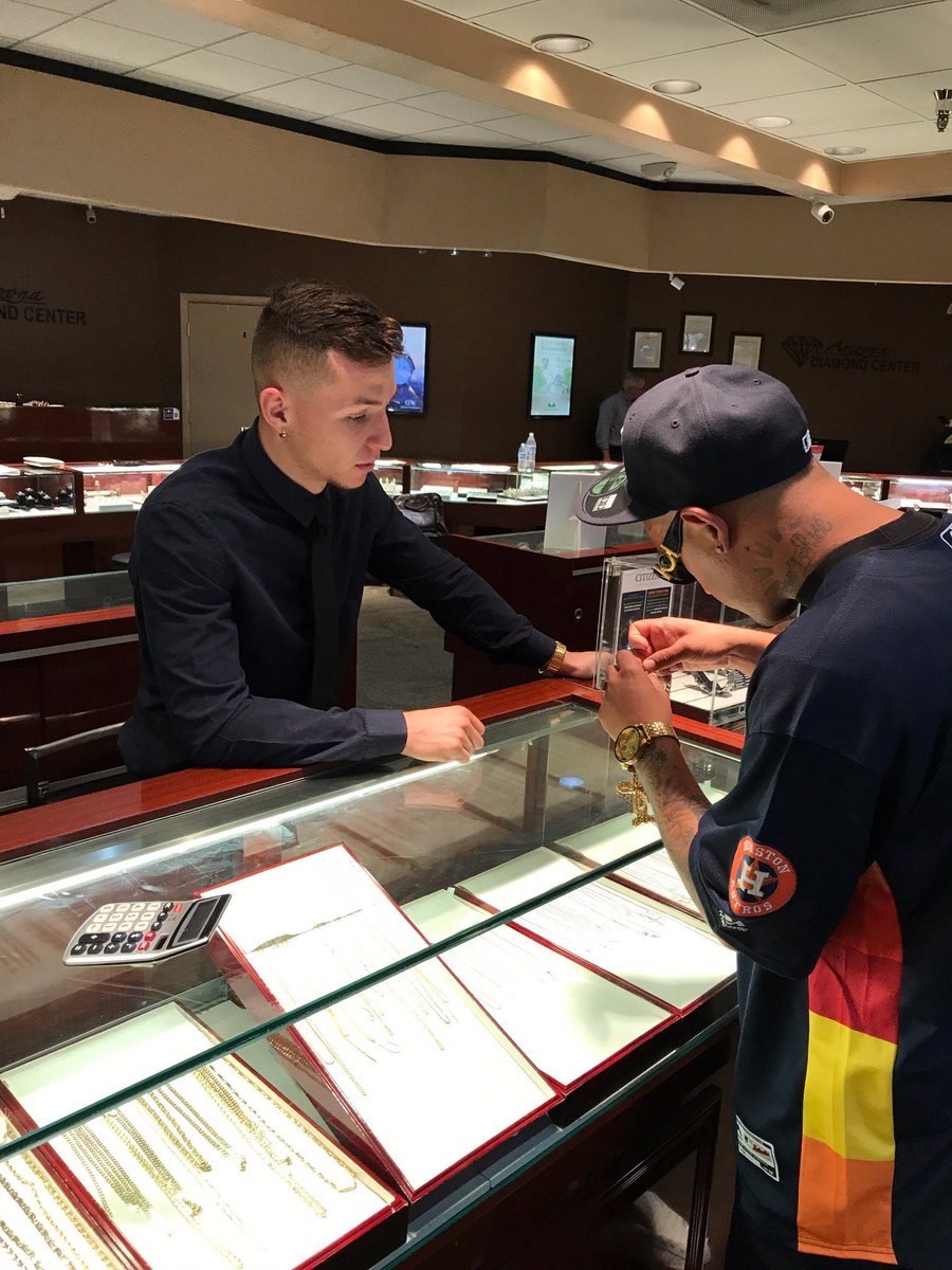 AzDiamondCenter's tweet photo. Our @DesertSkyMall store has a new happy customer! Joe worked with Jesus to pick out the perfect gold chain. Congrats, Joe! #HappyCustomer https://t.co/jrX5M2Klk4