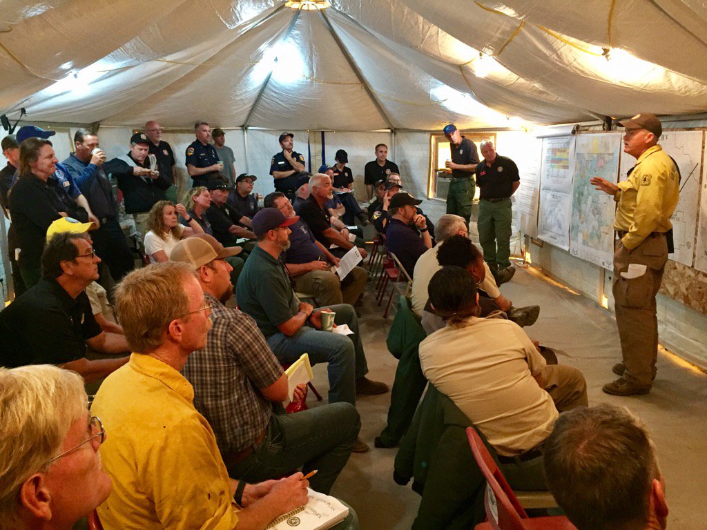 Cal_OES's tweet image. Incident command updating crew leaders right now for #ModocFires. #ModocJulyComplex