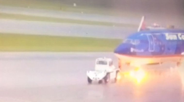 Southwest Florida airport worker hospitalized after lightning strikes plane bit.ly/2ukDFAq https://t.co/spYkzjv1e0
