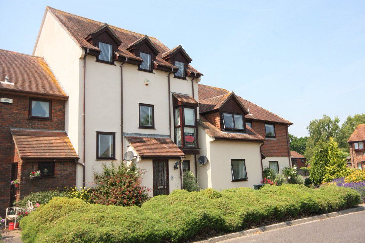 Denisons's tweet photo. Mudeford - £325,000
A fantastic opportunity to purchase a three double bedroom townhouse in the popular area of mudeford. Call 01202 484748. https://t.co/jmgexdjWMM