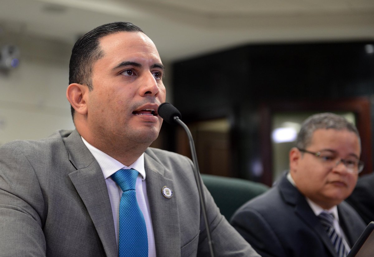juanoscar51's tweet photo. El director de @AEMEAD1 Abner Gómez, Víctor Ramos, Colegio de Médicos y la Junta Examinadora de @DeptSaludPR exponen recomendaciones #PC796 https://t.co/q3bxstsTbi