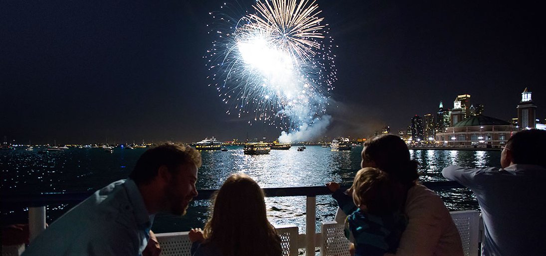 KEYMagazine's tweet photo. Whether viewing from the @MillerLite #BeerGarden or a @ShorelineSights #FireworksTour, tonight's #Fireworks @NavyPier (9:30pm) are a must!!! https://t.co/jPDNZXi2UE