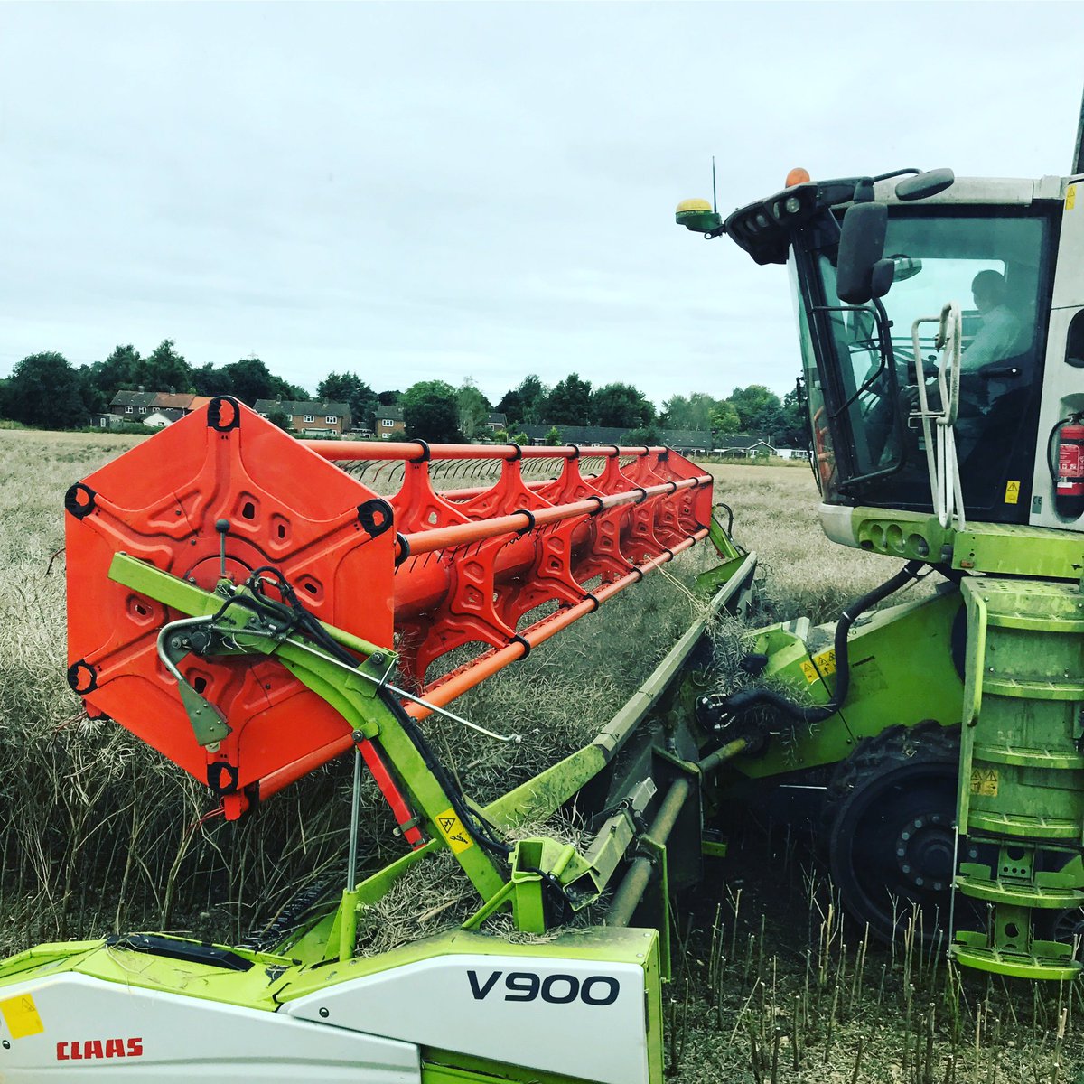 Lucy_Sheringham's tweet photo. Another rainy day! โ๏ธ #wetharvest #grumpyfarmers https://t.co/IVQSIO7y22