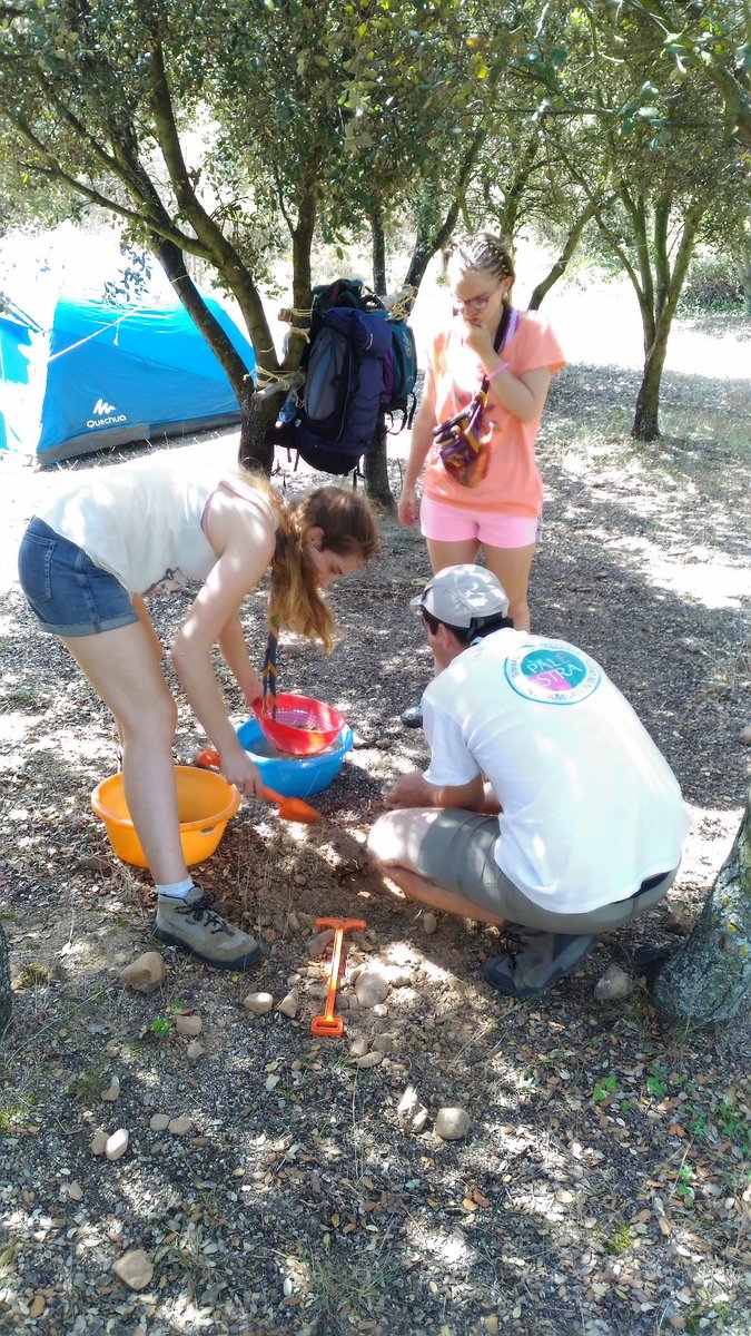 scout577's tweet photo. Día 2: Tropa montando su macutero. Escultas y clan haciendo adobe #CampamentoScout #Campamento #scouts https://t.co/661WiSQWNa