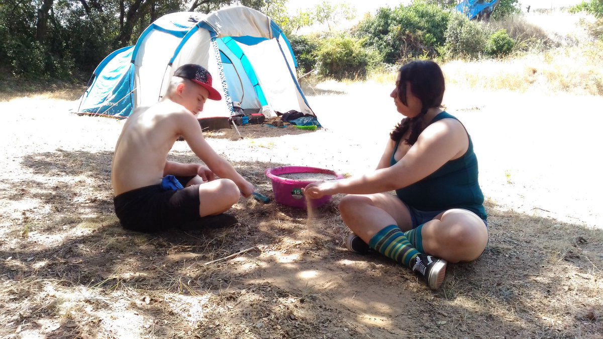 scout577's tweet photo. Día 2: Tropa montando su macutero. Escultas y clan haciendo adobe #CampamentoScout #Campamento #scouts https://t.co/661WiSQWNa