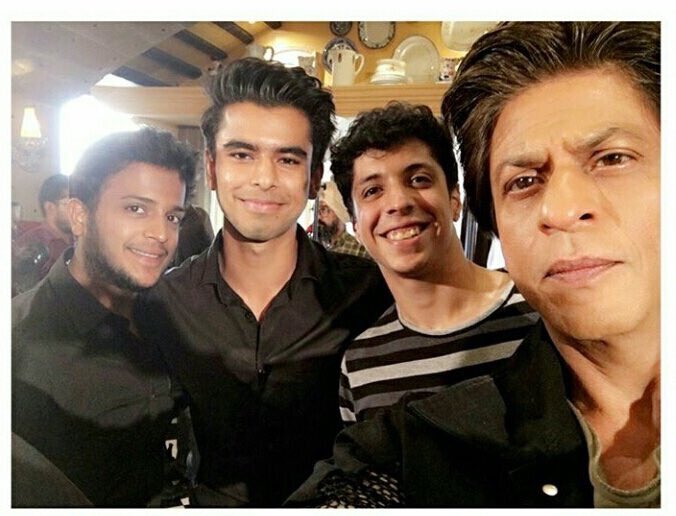 SRKCHENNAIFC's tweet photo. Few More Pics -2 : @iamsrk clicked with few lucky fans in Delhi earlier today during #JHMS promotional interviews.
#2DaysToJHMS https://t.co/z0LYQlddug