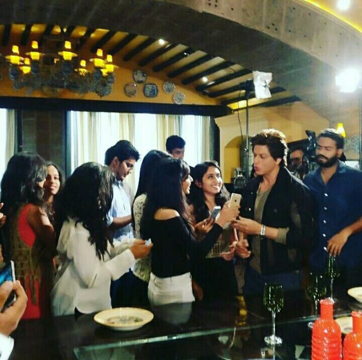 SRKCHENNAIFC's tweet photo. Few More Pics: @iamsrk clicked with few lucky fans in Delhi earlier today during #JHMS promotional interviews.
#2DaysToJHMS https://t.co/b5zvK7Bx4A