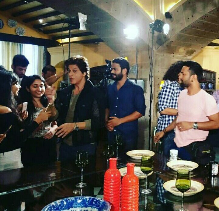 SRKCHENNAIFC's tweet photo. Few More Pics: @iamsrk clicked with few lucky fans in Delhi earlier today during #JHMS promotional interviews.
#2DaysToJHMS https://t.co/b5zvK7Bx4A
