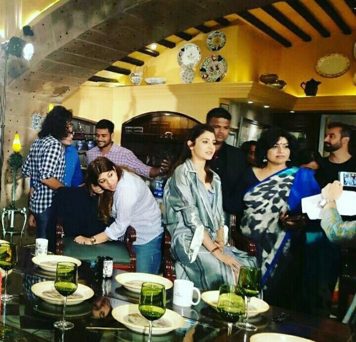 SRKCHENNAIFC's tweet photo. Few More Pics: @iamsrk clicked with few lucky fans in Delhi earlier today during #JHMS promotional interviews.
#2DaysToJHMS https://t.co/b5zvK7Bx4A