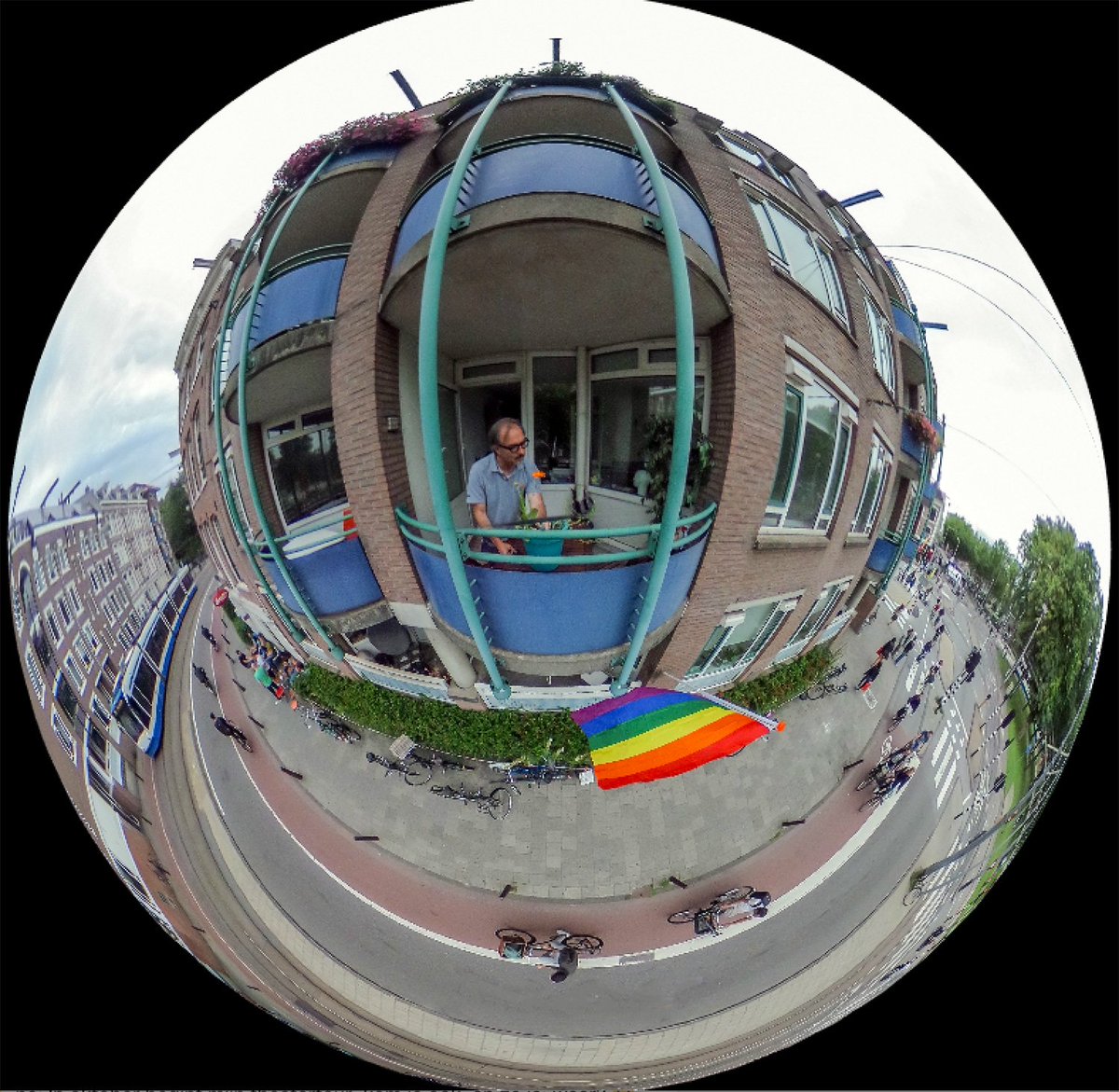 amsterdam360's tweet photo. PANO360 M'n benedenbuurman heeft z'n vlag uitgehangen Pride Amsterdam 2017 https://t.co/WiwHMgkvTC #PrideAmsterdam #lgbti  #regenboogvlag https://t.co/JXrWrJDzx3