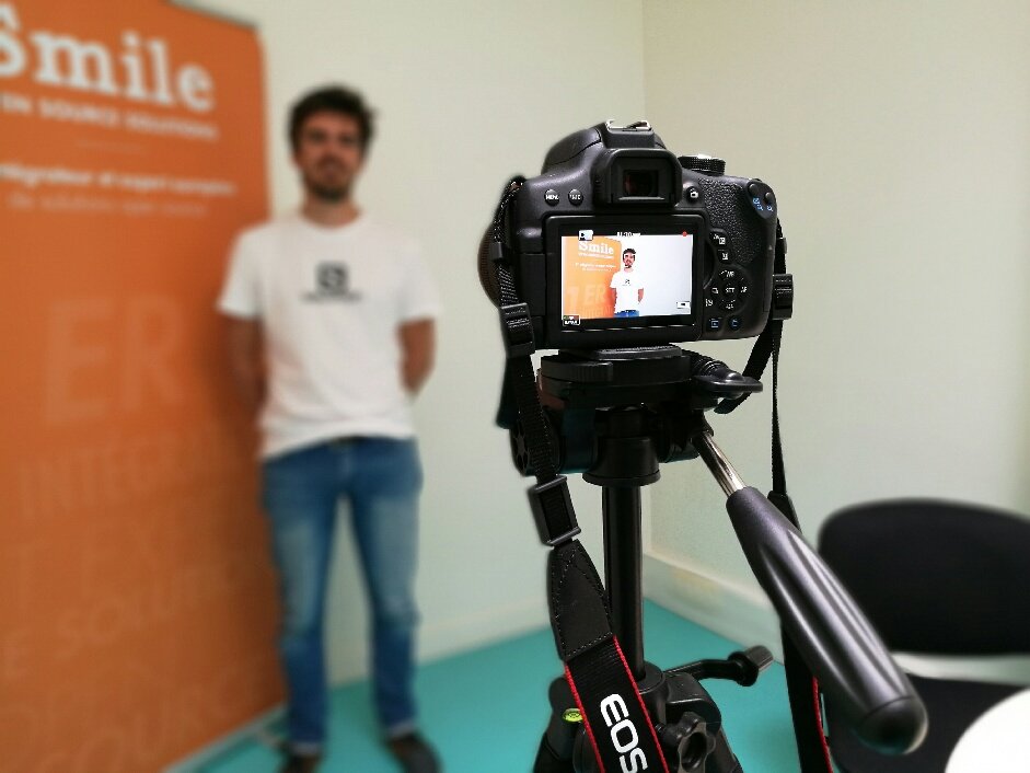 GroupeSmile's tweet photo. Il se trame quelque chose @GroupeSmile 😏 Découvrez vite le récit de nos aventures au #SunTrip2017 ! https://t.co/GIlKf7UtZr