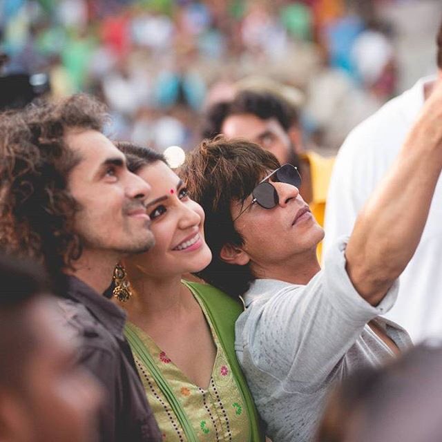 SRKCHENNAIFC's tweet photo. KING KHAN (@iamsrk) taking selfie 🤳 & charmed everyone by his Magical style at the promotional event of in Varanasi
#2DaysToJHMS https://t.co/RHMx55x4Eh