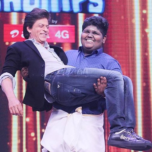 And this time, its SRK! 😎😎😎