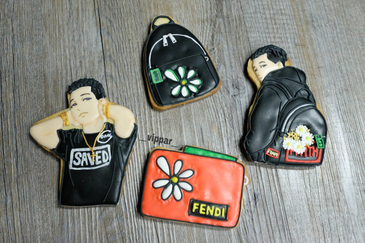 papar_papiyong's tweet photo. 😋😋😋💕💕💕
see you next week
@Realtaeyang 
#fendixyoungbae
#fendi
#taeyang #youngbae 
#sol #yb #whitenight
#bigbang #ybcookies https://t.co/Ln8u3cTSLO