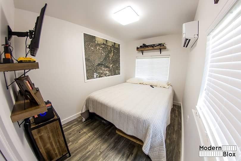 Modern_Blox's tweet photo. Take a peek at the master's bedroom inside the #HuntingBlox. https://t.co/e8PeiqFHxK https://t.co/i1RXe4Q40h