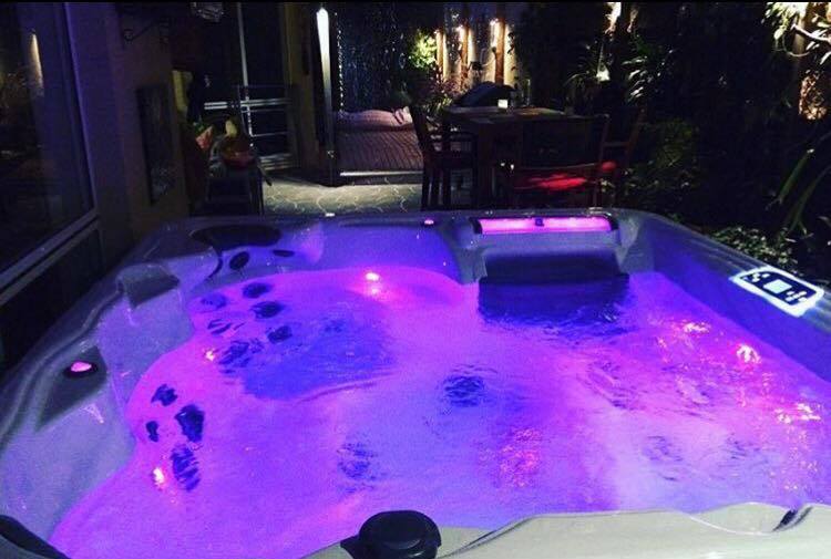 Who wants to jump in our Salt Water Nevis Spa? Looks so inviting 🙌🏼🙌🏼