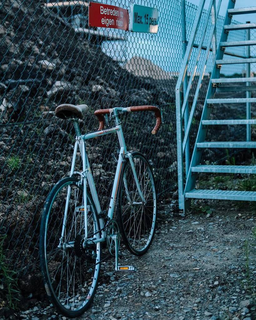 boudewijnNL's tweet photo. M'n fiets.
#eveningcycling #cyclelife #brooks #fujicamera #fujifilm #picoftheday #stairs #warningsign #oldcycle https://t.co/xnrMM8ow8O https://t.co/BEjTT7WyJ8