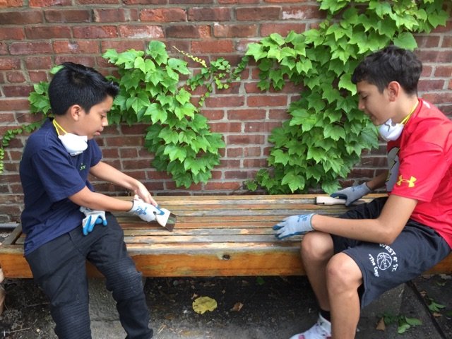 HighLineTeens's tweet photo. Green Council helped to make Cultivate Hell's Kitchen's garden flourish through mulching, pruning, sanding and painting. #HighLineTeens https://t.co/HKVBOcvJxA