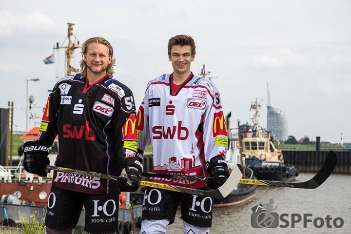 2850Fischtown's tweet photo. Die neuen Trikots sehen geil aus 🙌🏻🙌🏻🙌🏻
📸 by #SPFoto https://t.co/14LSQSWxgb
