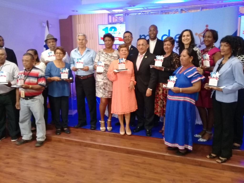 diatkinsong's tweet photo. Agustin Gonzalez de Mides-Colón con 43 años de servidor publico recibe reconocimiento con motivo de los 12 años de la institución como MIDES https://t.co/y8tvxvhm5O