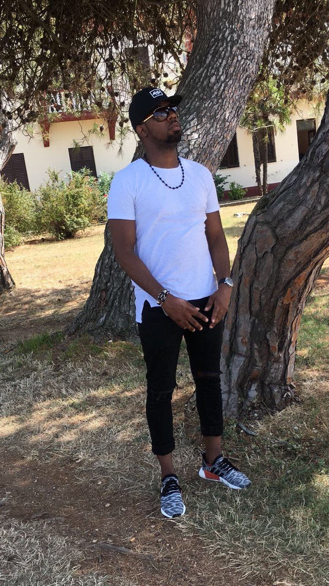 Little_Devon's tweet image. Looking up to see the clear blue sky #Croatia  #Rabac #Beachlife