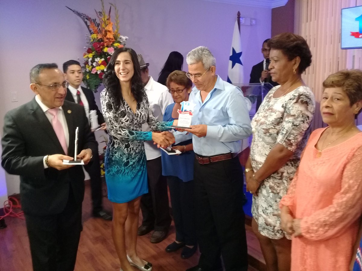 diatkinsong's tweet photo. Agustin Gonzalez de Mides-Colón con 43 años de servidor publico recibe reconocimiento con motivo de los 12 años de la institución como MIDES https://t.co/y8tvxvhm5O
