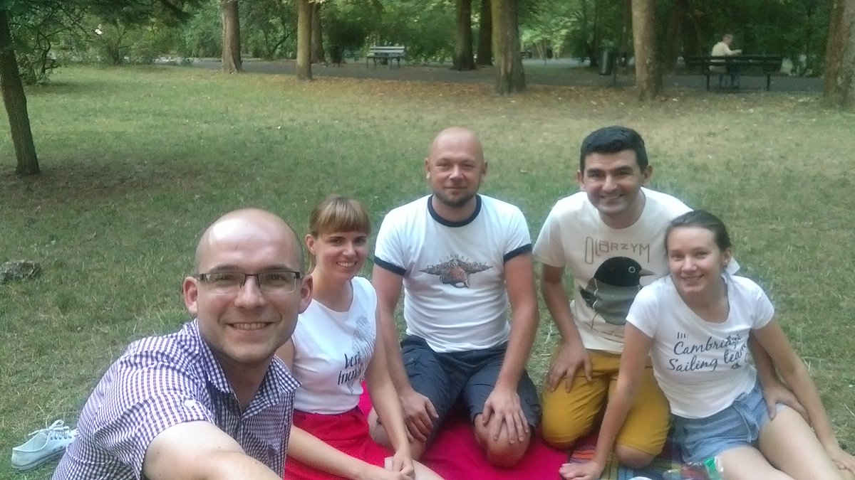 Korzystając ze słonecznej pogody :) serdecznie pozdrawiamy z plenerowego spotkania stowarzyszenia #lato #koc #slonce #parkbednarskiego