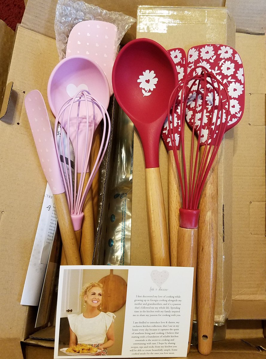 loriloriCM's tweet photo. Look what came in the mail while I was in Nashville! @ohgussie We love our kitchen tool sets! #red #pink #ohgussie #LoveAndDaisies ❤🌼💗 @HSN https://t.co/BE1F8wy18p