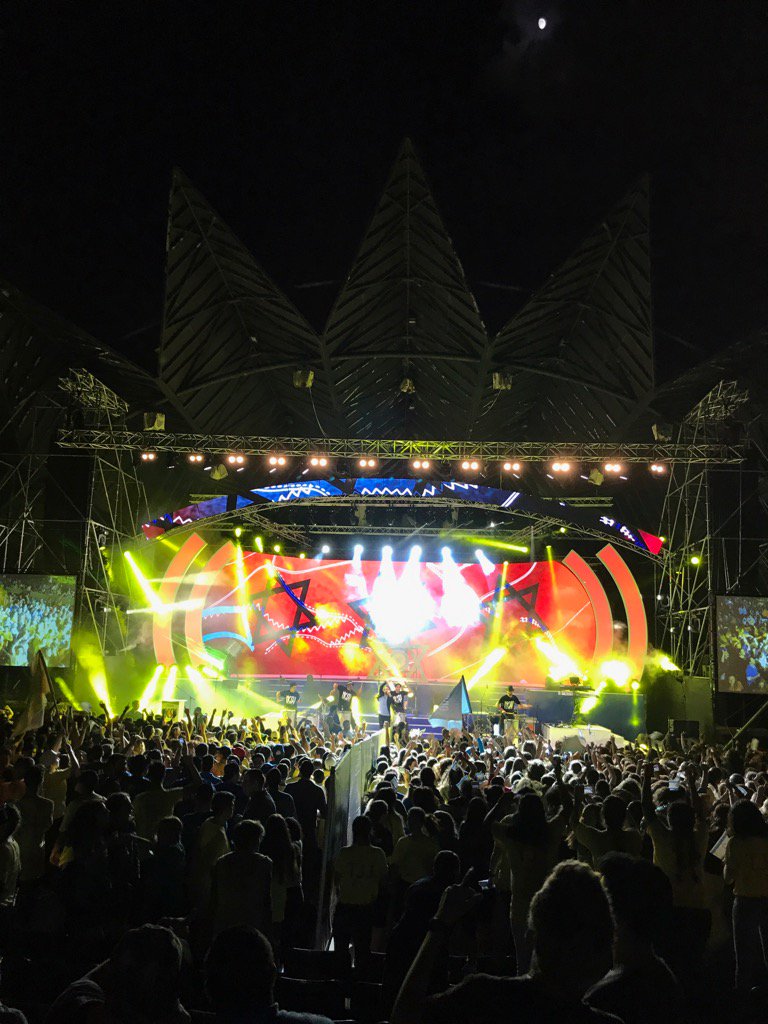 AriFeiger's tweet photo. Is this the super bowl halftime time show or #YomNCSY ?? #bestsummerever #NCSYSummer https://t.co/iTR92IpDNW