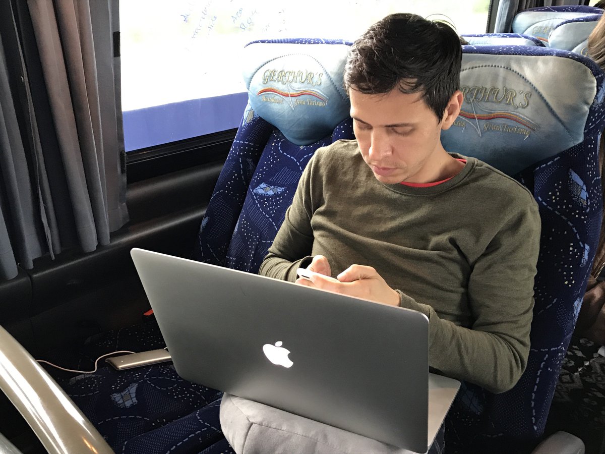 BBVASpark's tweet photo. 🇲🇽 Además de diversión, los equipos han pasado casi 48 horas de trabajo intenso y de desarrollo de ideas. #MexaBus2017 rumbo a #NewOrleans https://t.co/qrVxazSSVl