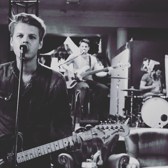 Petit aperçu de ce qui vous attends ce week-end 🤘🏻#tournage #clip #cover #surprise